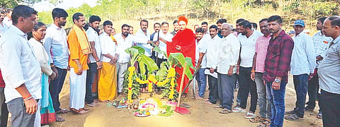 ಚಿಕ್ಕಂದೂರು ಗ್ರಾಮದಲ್ಲಿ ರಸ್ತೆ ಕಾಮಗಾರಿಗೆ ಶಾಸಕ ಸಿಮೆಂಟ್ ಮಂಜು ಭೂಮಿಪೂಜೆ ನೆರವೇರಿಸಿದರು.  