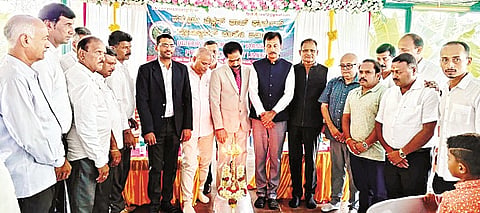  ಹೆತ್ತೂರಿನಲ್ಲಿ ಆಯೋಜಿಸಿದ್ದ ಕಾರ್ಯಕ್ರಮವನ್ನು ನ್ಯಾಯಮೂರ್ತಿ ಸಂದೇಶ್ ಉದ್ಘಾಟಿಸಿದರು. ಎಂ.ಜೆ.ದಿನೇಶ್, ಡಾ.ಕೂರ್ಮಾರಾವ್, ಎಚ್.ಟಿ.ಸುಧಾಕರ್, ಡಾ.ನವೀನ್, ಮಹೇಂದ್ರ, ನಾಗಭೂಷಣ, ಸಚಿನ್ ಇದ್ದರು.