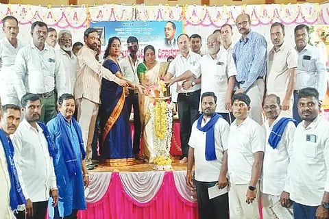 ಸೊರಬದಲ್ಲಿ ತಾಲೂಕು ಆಡಳಿತ ಆಯೋಜಿಸಿದ್ದ ಸಂವಿಧಾನ ದಿನಾಚರಣೆಯ ಕಾರ್ಯಕ್ರಮವನ್ನು ತಹಸೀಲ್ದಾರ್ ಮಂಜುಳಾ ಹೆಗಡಾಳ್ ಉದ್ಘಾಟಿಸಿದರು. ಯೋಗೀಶ್,  ರಾಜಪ್ಪ ಮಾಸ್ಟರ್, ಆರ್.ಪುಷ್ಪಾ, ಇಕ್ಬಾಲ್ ಜಾತಿಗೇರ, ಚಂದನ್ ಇತರರಿದ್ದರು.
