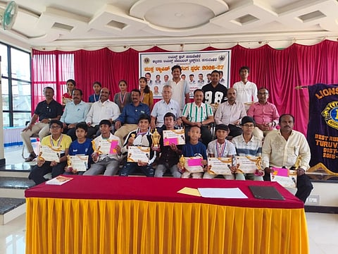 chess ತುರುವೇಕೆರೆ ತಾಲೂಕಿನ ಲಯನ್ಸ್​ ಭವನದಲ್ಲಿ ಹಮ್ಮಿಕೊಂಡಿದ್ದ ಮುಕ್ತ ಚದುರಂಗ ಸ್ಪರ್ಧೆಯಲ್ಲಿ  ವಿಜೇತರಾದವರಿಗೆ ಬಹುಮಾನ ವಿತರಿಸಲಾಯಿತು. ಡಾ. ನಾಗರಾಜ್​, ಟಿ.ಸಿ. ಸುನಿಲ್​ ಬಾಬು, ರವಿ, ವಕೀಲ ಪಿ.ಎಚ್​.ಧನಪಾಲ್​, ಪ್ರೊ. ಗಂಗಾಧರ ದೇವರಮನೆ, ಮಹೇಶ್​, ಕಾರ್ತಿಕ್​ ಇದ್ದರು.  