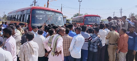 ಧಾರವಾಡ ತಾಲೂಕಿನ ತಡಕೋಡ ಗ್ರಾಮದಲ್ಲಿ ಸಮರ್ಪಕವಾಗಿ ಬಸ್ (Bus) ನಿಲುಗಡೆ ಆಗುತ್ತಿಲ್ಲ ಎಂದು ಆರೋಪಿಸಿ ಗುರುವಾರ ಶಾಲಾ-ಕಾಲೇಜು ವಿದ್ಯಾರ್ಥಿಗಳು ಬಸ್ ಸಂಚಾರ ತಡೆದು ಪ್ರತಿಭಟನೆ ನಡೆಸಿದರು.