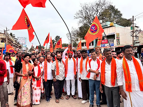 ವಿಜಯಪುರದಲ್ಲಿ ಆಯೋಜಿಸಿದ್ದ ಹಿಂದೂ ಸಮಾಜೋತ್ಸವದಲ್ಲಿ ಕೀಲು ಕುದುರೆ, ಗಾರುಡಿ ಗೊಂಬೆ, ವಿವಿಧ ಕಲಾ ತಂಡಗಳು, ದೇವರ ಪಲ್ಲಕ್ಕಿ ಉತ್ಸವಗಳು ಆಕರ್ಷಣಿವಾಗಿದ್ದವು.