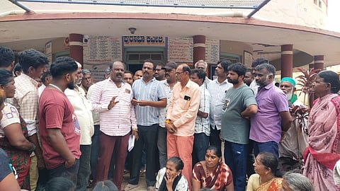 ವಿಜಯಪುರದ ಹಳೇ ನಾಡಕಚೇರಿ ಎದುರಿನ ಬೀದಿಬದಿ ಅಂಗಡಿಗಳನ್ನು ತೆರವುಗೊಳಿಸಿರುವುದನ್ನು ಪುರಸಭೆ ಮುಂಭಾಗ ವ್ಯಾಪಾರಿಗಳು ಪ್ರತಿಭಟನೆ ನಡೆಸಿದರು.