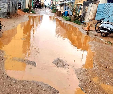 ವಿಜಯಪುರ ಇಂದಿರಾನಗರ ರಸ್ತೆಯಲ್ಲಿ ಮಳೆ ನೀರು ನಿಂತಿರುವುದು.