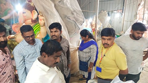 ವಿಜಯಪುರದ ಚನ್ನರಾಯಪಟ್ಟಣ ಮುಖ್ಯರಸ್ತೆಯಲ್ಲಿನ ಎಸ್​ಎಲ್​ವಿ ಗಣಪತಿ ಮೂರ್ತಿ ಗೋದಾಮಿಗೆ ಪುರಸಭೆ ಮುಖ್ಯಾಧಿಕಾರಿ ಸತ್ಯನಾರಾಯಣ್​ ಹಾಗೂ ಸಿಬ್ಬಂದಿ ಸಿಬ್ಬಂದಿ ಭೇಟಿ ನೀಡಿ ಪರಿಶೀಲಿಸಿದರು.