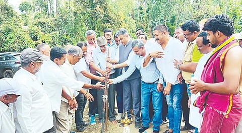  ಕೆದಮುಳ್ಳೂರು ರಸ್ತೆ ಅಭಿವೃದ್ಧಿ ಕಾರ್ಯಕ್ಕೆ ಶಾಸಕ ಎ.ಎಸ್. ಪೊನ್ನಣ್ಣ ಚಾಲನೆ ನೀಡಿದರು. ಮಾಳೇಟೀರ ಪ್ರಶಾಂತ್,  ಮಹೇಶ್, ಜೇಫ್ರಿ ಉತ್ತಪ್ಪ, ಜಾಲಚಂಗಪ್ಪ, ಮಿಟ್ಟು ಅಯ್ಯಪ್ಪ, ಅಮಿತ್ ಬೇಪಡಿಯಂಡ, ಇಸ್ಮಾಯಿಲ್, ಆಲಿ ಇದ್ದರು.