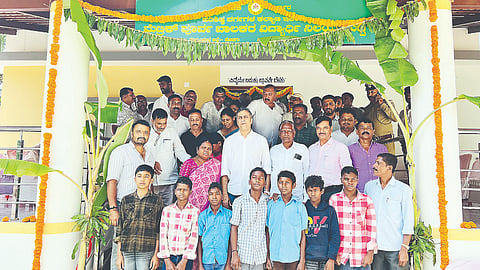  ಪೊನ್ನಂಪೇಟೆ ತಾಲೂಕಿನ ಕುಟ್ಟದಲ್ಲಿ ನೂತನವಾಗಿ ನಿರ್ಮಾಣವಾದ ಪರಿಶಿಷ್ಟ ಪಂಗಡ ಮೆಟ್ರಿಕ್ ಪೂರ್ವ ಬಾಲಕರ ವಿದ್ಯಾರ್ಥಿ ನಿಲಯದ ನೂತನ ಕಟ್ಟಡವನ್ನು ಶಾಸಕ ಎ.ಎಸ್.ಪೊನ್ನಣ್ಣ ಉದ್ಘಾಟಿಸಿದರು. ತೀತಿರ ಧರ್ಮಜ ಉತ್ತಪ್ಪ, ಮಿದೇರಿರ ನವೀನ್, ಕಾಳಿಮಾಡ ಪ್ರಶಾಂತ್, ಬಾನಂಡ ಪ್ರತ್ಯು ಇದ್ದರು. 