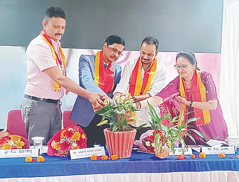 ವಿರಾಜಪೇಟೆ ಕಾವೇರಿ ಕಾಲೇಜಿನಲ್ಲಿ ನಡೆದ ರಾಷ್ಟ್ರೀಯ ಮಟ್ಟದ ವಿಚಾರ ಸಂಕಿರಣವನ್ನು ಕೊಡಗು ವಿಶ್ವವಿದ್ಯಾಲಯದ ಉಪ ಕುಲಪತಿಗಳಾದ ಡಾ.ಅಶೋಕ ಸಂಗಪ್ಪ ಆಲೂರ ಉದ್ಘಾಟಿಸಿದರು. ಕುಲಚಂಡ ಪಿ ಬೋಪಣ್ಣ, ಡಾ.ಕೆ.ಜಿ.ವೀಣಾ , ಅರ್ಜುನ್ ಮೌರ್ಯ ಉಪಸ್ಥಿತರಿದ್ದರು.