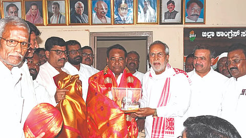 ಯಾದಗಿರಿ ಜಿಲ್ಲಾ ಕಾಂಗ್ರೆಸ್​ ಕಚೇರಿಯಲ್ಲಿ ಶನಿವಾರ ಹಮ್ಮಿಕೊಂಡ ಕಾರ್ಯಕ್ರಮದಲ್ಲಿ ಎಂಎಲ್​ಸಿ ತಿಪ್ಪಣಪ್ಪ ಕಮಕನೂರ ಅವರನ್ನು ಶಾಸಕ ಚನ್ನಾರಡ್ಡಿ ಪಾಟೀಲ್​ ತುನ್ನೂರ ಸನ್ಮಾನಿಸಿದರು. ಜಿಲ್ಲಾಧ್ಯಕ್ಷ ಬಸರೆಡ್ಡಿ ಅನಪುರ, ಡಾ.ಶರಣಬಸಪ್ಪ ಕಾಮರೆಡ್ಡಿ, ಶರಣಪ್ಪ ಮಾನೇಗಾರ ಇತರರಿದ್ದರು.