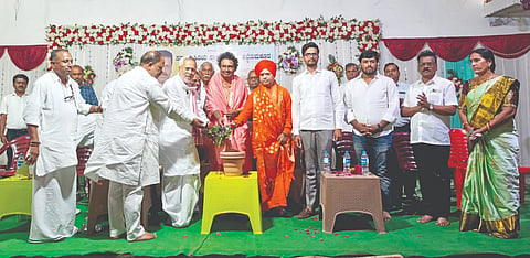 ಯಾದಗಿರಿಯಲ್ಲಿ ಶನಿವಾರ ಹಮ್ಮಿಕೊಂಡ ನಿವೃತ್ತ ಮುಖ್ಯಗುರು ಶಿವರಾಜ ಪಾಟೀಲ್​ ಅವರ ಅಭಿನಂದನಾ ಸಮಾರಂಭವನ್ನು ಶಾಸಕ ಚನ್ನಾರಡ್ಡಿ ಪಾಟೀಲ್​ ತುನ್ನೂರ ಉದ್ಘಾಟಿಸಿದರು. ಅಬ್ಬೆತುಮಕೂರು ಶ್ರೀ, ನಾಗಪ್ಪಯ್ಯ ಸ್ವಾಮೀಜಿ, ದಿಗ್ಗಾಂವ ಶ್ರೀ, ಲಿಂಗಾರೆಡ್ಡಿ ಬಾಸರೆಡ್ಡಿ, ರಾಚಣ್ಣಗೌಡ ಮುದ್ನಾಳ್​, ವೀರಣ್ಣಗೌಡ ಪರಸರೆಡ್ಡಿ, ಮಹೇಶರೆಡ್ಡಿ ಮುದ್ನಾಳ್​ ಇತರರಿದ್ದರು.