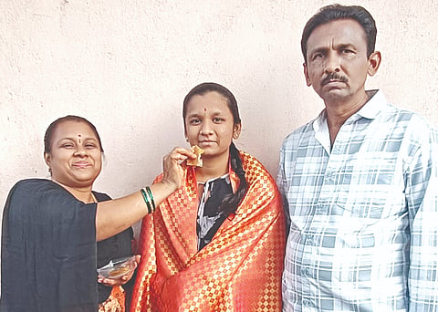 ಎಸ್ಸೆಸ್ಸೆಲ್ಸಿಯಲ್ಲಿ ಶೇ.96 ಅಂಕ ಪಡೆದ ರಿಷಿಕಾ ಅವರಿಗೆ ಸಿಹಿ ತಿನಿಸಿ ಸಂಭ್ರಮಿಸುತ್ತಿರುವ ಪಾಲಕರಾದ ರಾವೇಂದ್ರ ಮತ್ತು ರೂಪಾ.