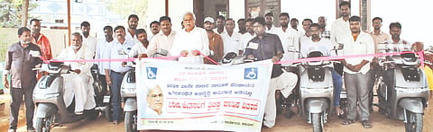 ಶಹಾಪುರದಲ್ಲಿ ಸೋಮವಾರ ಆಯೋಜಿಸಿದ್ದ ಕಾರ್ಯಕ್ರಮದಲ್ಲಿ ಅಂಗವಿಲರಿಗೆ ಸಚಿವ ಶರಣಬಸಪ್ಪ ದರ್ಶನಾಪುರ ಅವರು ವಿದ್ಯುತ್​ ಚಾಲಿತ ತ್ರೀಚಕ್ರ ವಾಹನ ವಿತರಿಸಿದರು. ಬಸವರಾಜ ಶರಭೈ, ಶಾರದಮ್ಮ ನಾಗ್ಲೋಟ್​, ಶಿವಶರಣು ಇಟಗಿ, ನಾಗರಾಜ ಇತರರಿದ್ದರು.