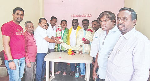 ಯಾದಗಿರಿಯಲ್ಲಿ ಶನಿವಾರ ಆಯೋಜಿಸಿದ್ದ ಕಾರ್ಯಕ್ರಮದಲ್ಲಿ ಕರ್ನಾಟಕ ಮಾದಿಗ ಮಹಾಸಭಾ ಕ್ಷೇಮಾಭಿವೃದ್ಧಿ ಸಂದ ಜಿಲ್ಲಾಧ್ಯಕ್ಷ ಗೋಪಾಲ ದಾಸನಕೇರಿ, ಲಿಂಗಪ್ಪ ಹತ್ತಿಮನಿ, ಚನ್ನಯ್ಯ ಮಾಳಿಕೇರಿ ಅವರನ್ನು ಸನ್ಮಾನಿಸಲಾಯಿತು. ಸಾಬಣ್ಣ ಕಡೇಚೂರು, ಸಾಬಣ್ಣ ಸೈದಾಪುರ, ಬೆಂಜಿಮೆನ್​ ಹಿರೇನೂರ್​, ವಿಜಯ ಬೆಳಗುಂದಿ ಇತರರಿದ್ದರು.