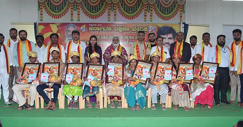 ಯಾದಗಿರಿಯಲ್ಲಿ ಸೋಮವಾರ ಕರವೇ ಜಿಲ್ಲಾ ಟಕದಿಂದ ಆಯೋಜಿಸಿದ್ದ ಕಾರ್ಯಕ್ರಮದಲ್ಲಿ ಪಿಯು ಪರೀಕ್ಷೆಯಲ್ಲಿ ಹೆಚ್ಚು ಅಂಕ ಪಡೆದ ಮಕ್ಕಳಿಗೆ ಎಸ್​ಪಿ ಪೃಥ್ವಿಕ್​ ಶಂಕರ್​ ಸನ್ಮಾನಿಸಿದರು. ಹಲಕಟ್ಟಿ ಶ್ರೀಗಳು, ಟಿ.ಎನ್​.ಭೀಮುನಾಯಕ, ಡಾ.ನಿವೇದಿತಾ ಭಾವಿಮನಿ ಇತರರಿದ್ದರು.