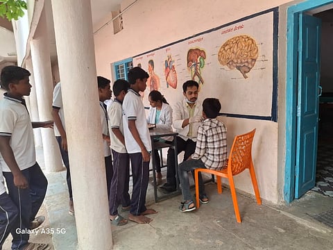 ಯಾದಗಿರಿ ತಾಲೂಕಿನ ಸೈದಾಪುರ ವಿದ್ಯಾ ವರ್ಧಕ ಸಂಸ್ಥೆಯಲ್ಲಿ ಶುಕ್ರವಾರ ಆಯೋಜಿಸಿದ್ದ ಉಚಿತ ದಂತ ಶಿಬಿರದಲ್ಲಿ ವಿದ್ಯಾರ್ಥಿಗಳಿಗೆ ತಪಾಸಣೆ ಮಾಡಲಾಯಿತು.'
