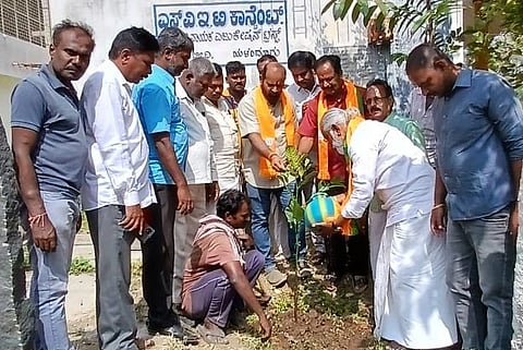  ಯಳಂದೂರು ಪಟ್ಟಣದ ಎಸ್‌ವಿಇಟಿ ಶಾಲೆ ಆವರಣದಲ್ಲಿ ಶನಿವಾರ ರಾಜ್ಯ ಉಪಾಧ್ಯಕ್ಷ ಎನ್. ಮಹೇಶ್ ಗಿಡ ನೆಡುವ ಮೂಲಕ ಮಾಜಿ ಪ್ರಧಾನಿ ಅಟಲ್ ಬಿಹಾರಿ ವಾಜಪೇಯಿ ಜನ್ಮದಿನವನ್ನು ಆಚರಿಸಿದರು. ಬಿಜೆಪಿ ಮಂಡಲದ ಅಧ್ಯಕ್ಷ ಎನ್. ಅನಿಲ್ ಇತರರು ಇದ್ದರು. 