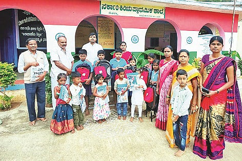 ದೇಶವಳ್ಳಿ ಗ್ರಾಮದ ಸರ್ಕಾರಿ ಕಿರಿಯ ಪ್ರಾಥಮಿಕ ಶಾಲೆ ವಿದ್ಯಾರ್ಥಿಗಳಿಗೆ ನಿಮ್ಮ ನಲ್ಮೆ ಫೌಂಡೇಷನ್ ವತಿಯಿಂದ ಬ್ಯಾಗ್ ಮತ್ತು ಲೇಖನ ಸಾಮಗ್ರಿ ವಿತರಿಸಲಾಯಿತು. ಡಾ.ಕೆ.ರೇವಂತ್, ಕೆಂಪರಾಜು ಇತರರಿದ್ದರು.  