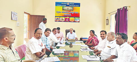 ಯಳಂದೂರು ಪಟ್ಟಣದ ಗ್ಯಾರಂಟಿ ಯೋಜನೆ ಸಮಿತಿಯ ತಾಲೂಕು ಕಚೇರಿಯಲ್ಲಿ ಶುಕ್ರವಾರ ಆಯೋಜಿಸಿದ್ದ ಗ್ಯಾರಂಟಿ ಯೋಜನೆ ಪ್ರಗತಿ ಪರಿಶೀಲನಾ ಸಭೆಯಲ್ಲಿ ತಾಲೂಕು ಅಧ್ಯಕ್ಷ ಕಿನಕಹಳ್ಳಿ ಪ್ರಭುಪ್ರಸಾದ್ ಮಾತನಾಡಿದರು.