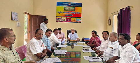 ಯಳಂದೂರು ಪಟ್ಟಣದ ಗ್ಯಾರಂಟಿ ಯೋಜನೆ ಸಮಿತಿಯ ತಾಲೂಕು ಕಚೇರಿಯಲ್ಲಿ ಶುಕ್ರವಾರ ಆಯೋಜಿಸಿದ್ದ ಗ್ಯಾರಂಟಿ ಯೋಜನೆ ಪ್ರಗತಿ ಪರಿಶೀಲನಾ ಸಭೆಯಲ್ಲಿ ತಾಲೂಕು ಅಧ್ಯಕ್ಷ ಕಿನಕಹಳ್ಳಿ ಪ್ರಭುಪ್ರಸಾದ್ ಮಾತನಾಡಿದರು.