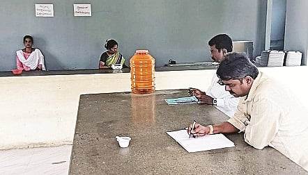  ಯಳಂದೂರು ಪಟ್ಟಣದ ಇಂದಿರಾ ಕ್ಯಾಂಟೀನ್‌ಗೆ ಪಟ್ಟಣ ಪಂಚಾಯಿತಿ ಆರೋಗ್ಯಾಧಿಕಾರಿ ರಾಘವೇಂದ್ರ ಭೇಟಿ ನೀಡಿ ಪರಿಶೀಲಿಸಿದರು.