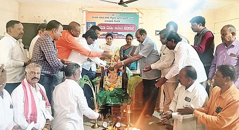 ಯಳಂದೂರು ಪಟ್ಟಣದ ತಾಲೂಕು ಪಂಚಾಯಿತಿ ಸಭಾಂಗಣದಲ್ಲಿ ಆಯೋಜಿಸಿದ್ದ ಸವಿತಾ ಮಹರ್ಷಿ ಜಯಂತಿ ಕಾರ್ಯಕ್ರಮದಲ್ಲಿ ಭಾವಚಿತ್ರಕ್ಕೆ ಗಣ್ಯರು ಪುಷ್ಪಾರ್ಚನೆ ಮಾಡಿದರು. ವೈ.ಸಿ.ಕುಮಾರಸ್ವಾಮಿ, ವೀರಶೆಟ್ಟಿ, ಪಿ.ಸಿ.ಶ್ರೀಕಂಠಸ್ವಾಮಿ, ಪ್ರಭುಪ್ರಸಾದ್, ರೂಪಶ್ರೀ, ರವೀಂದ್ರ, ಉಮೇಶ್, ಲಿಂಗರಾಜಮೂರ್ತಿ ಇದ್ದರು.