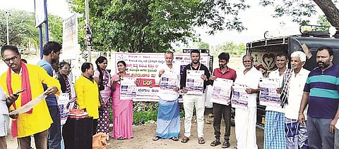 ಯಳಂದೂರು ತಾಲೂಕಿನ ಗುಂಬಳ್ಳಿ ಗ್ರಾಮದಲ್ಲಿ ಆಯೋಜಿಸಿದ್ದ ಬೀದಿ ನಾಟಕ ಗಮನ ಸೆಳೆಯಿತು.