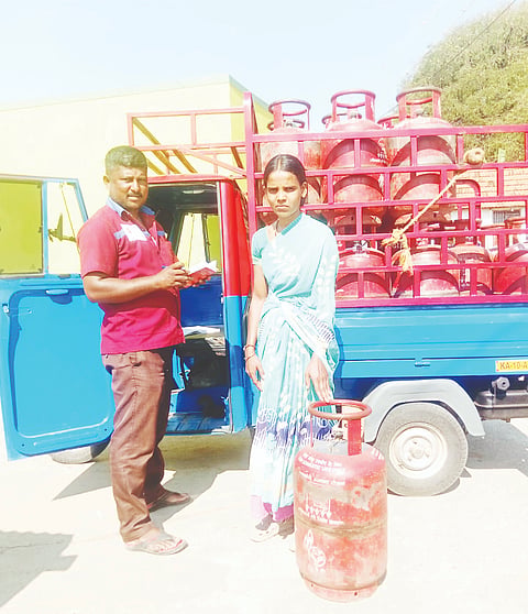 ಯಳಂದೂರು ತಾಲೂಕಿನ ಗೋಪಾಲಸ್ವಾಮಿ ಗ್ಯಾಸ್ ಏಜೆನ್ಸಿಯವರು ಶುಕ್ರವಾರ ವಾಹನದ ಮೂಲಕ ಗ್ರಾಮೀಣ ಭಾಗದ ಗ್ರಾಹಕರಿಗೆ ಸಿಲಿಂಡರ್ ಪೂರೈಕೆ ಮಾಡಿರುವುದು 