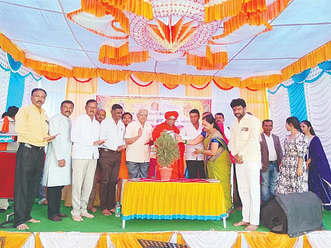 ಯಲಬುರ್ಗಾದಲ್ಲಿ ಕ್ಷತ್ರಿಯ ಸಮಾಜದಿಂದ ಹಮ್ಮಿಕೊಳ್ಳಲಾಗಿದ್ದ ಜಗದಂಬಾದೇವಿ ವಾರ್ಷಿಕೋತ್ಸವ ಉದ್ಘಾಟನಾ ಸಮಾರಂಭದಲ್ಲಿ ಬಿಜೆಪಿ ವಕ್ತಾರ ವೀರಣ್ಣ ಹುಬ್ಬಳ್ಳಿ, ಜಿಗೇರಿಯ ಗುರುಸಿದ್ದೇಶ್ವರ ಸ್ವಾಮೀಜಿ, ಪ್ರಮುಖರಾದ ಶೇಖರಗೌಡ ಉಳ್ಳಾಗಡ್ಡಿ, ಅಮರೇಶ ಹುಬ್ಬಳ್ಳಿ, ವಸಂತಕುಮಾರ ಭಾವಿಮನಿ, ಟಿ.ಜೆ.ದಾನಿ, ದೇವಪ್ಪ ವಾಲ್ಮೀಕಿ, ಯಮನೂರಪ್ಪ ನಡೂಲಮನಿ, ಹುಲ್ಲಣಸಾ ತುಳಸಿಕಟ್ಟಿ ಇತರರು ಇದ್ದರು.