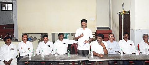 ನಗರದ ನಾಯಕ ಸಮುದಾಯ ಭವನದಲ್ಲಿ ಬಿಜೆಪಿ ಬೆಂಬಲಿತ ನಾಯಕ ಸಮುದಾಯದ ಕಾರ್ಯಕರ್ತರು ಚಿಕ್ಕರಂಗನಾಯಕ ನೇತೃತ್ವದಲ್ಲಿ ಸಭೆ ನಡೆಸಿದರು. ಶಿವಣ್ಣ, ರವಿ, ಕುಮಾರ್, ಶಿವರಾಜು, ಪುಟ್ಟರಾಜು ಇದ್ದರು.