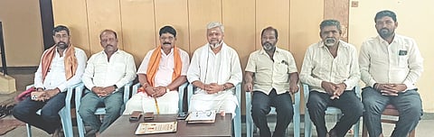 ಹುನಗುಂದ ನಗರದ ಪ್ರವಾಸಿ ಮಂದಿರದಲ್ಲಿ ನಡೆದ ಸುದ್ದಿಗೋಷ್ಠಿಯಲ್ಲಿ ಶಬರಿಮಲೈ ಅಯ್ಯಪ್ಪ ಸೇವಾ ಸಮಾಜಂ ಕರ್ನಾಟಕ ಸಂಘನೆಯ ರಾಜ್ಯ ಸಂಘಟನಾ ಕಾರ್ಯದರ್ಶಿ ದತ್ತಾತ್ರೇಯ ಶಿಂತ್ರೆ ಮಾತನಾಡಿದರು. ರಾಜ್ಯ ಉಪಾಧ್ಯಕ್ಷ ರಮೇಶ ಮುಧೋಳ, ಜಿಲ್ಲಾ ಉಪಾಧ್ಯಕ್ಷ ಮುತ್ತಣ್ಣ ಕಬ್ಬಿನಚ, ತಾಲೂಕಾಧ್ಯಕ್ಷ ವೀರುಪಾಕ್ಷಿ ಸೂಡಿ, ಗೌರವಾಧ್ಯಕ್ಷ ರಾಚಪ್ಪ ಕಾಜಗಾರ, ಮಲ್ಲಿಕಾರ್ಜುನ ಚೂರಿ ಇದ್ದರು.