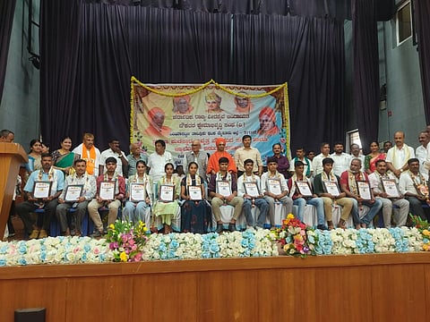  ಪಿರಿಯಾಪಟ್ಟಣದ ಡಿ.ದೇವರಾಜ ಅರಸು ಭವನದಲ್ಲಿ ವೀರಶೈವ ಲಿಂಗಾಯತ ಸರ್ಕಾರಿ ನೌಕರರ ಸಂಘದ ವತಿಯಿಂದ ಆಯೋಜಿಸಿದ್ದ ಕಾರ್ಯಕ್ರಮದಲ್ಲಿ ನಿವೃತ್ತ ನೌಕರರಿಗೆ ಸನ್ಮಾನ ಮಾಡಲಾಯಿತು. ಉಪ ವಿಭಾಗಾಧಿಕಾರಿ ನಾಗಪ್ರಶಾಂತ, ಮಾಜಿ ಶಾಸಕ ಎಚ್.ಸಿ.ಬಸವರಾಜು, ಪರಮಶಿವಯ್ಯ, ಎಚ್.ಟಿ.ಪರಮೇಶ್ ಇತರರು ಇದ್ದರು.