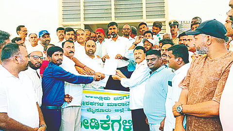 ವಿವಿಧ ಬೇಡಿಕೆ ಈಡೇರಿಕೆಗೆ ಆಗ್ರಹಿಸಿ ಪಿರಿಯಾಪಟ್ಟಣ ತಾಲೂಕು ರಸಗೊಬ್ಬರ ಮತ್ತು ಬಿತ್ತನೆ ಬೀಜ, ಕೀಟನಾಶಕಗಳ ಮಾರಾಟಗಾರರ ಸಂಘದಿಂದ ಪ್ರತಿಭಟನೆ ನಡೆಸಿ ತಹಸೀಲ್ದಾರ್ ನಿಸರ್ಗಪ್ರಿಯ ಹಾಗೂ ಕೃಷಿ ಅಧಿಕಾರಿಗಳಾದ ಹಿತೇಶ್, ಮಹೇಶ್ ಅವರಿಗೆ ಮನವಿ ಪತ್ರ ಸಲ್ಲಿಸಿದರು. ಮಾನ್ಸೂನ್ ಚಂದ್ರು, ಎಂ.ಎ.ನಾಗೇಶ್, ಸುನಿಲ್ ಇತರರಿದ್ದರು.