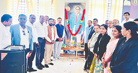 ಪಿರಿಯಪಟ್ಟಣ ನ್ಯಾಯಾಲಯದ ಆವರಣದಲ್ಲಿರುವ ವಕೀಲರ ಭವನದಲ್ಲಿ ಆಯೋಜಿಸಿದ್ದ  ಕಾರ್ಯಕ್ರಮದಲ್ಲಿ ಅಂಬೇಡ್ಕರ್ ಭಾವಚಿತ್ರಕ್ಕೆ ಪುಷ್ಪ ನಮನ ಸಲ್ಲಿಸಲಾಯಿತು. ಹಿರಿಯ ಸಿವಿಲ್ ನ್ಯಾಯಾಧೀಶ ಎಂ.ರಾಜು, ಪ್ರಧಾನ ಸಿವಿಲ್ ನ್ಯಾಯಾಧೀಶ ಎಂ.ಆರ್.ಯೋಗೀಶ್, ನ್ಯಾಯಾಧೀಶೆ ಜೆ.ಶ್ವೇತಾ ಇತರರಿದ್ದರು.