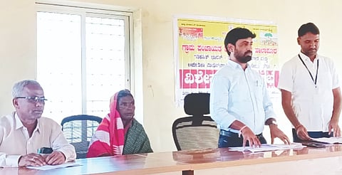 ಹಾಲಾಪುರ ಗ್ರಾಪಂನಲ್ಲಿ ಏರ್ಪಡಿಸಿದ್ದ ವಿಶೇಷ ಗ್ರಾಮ ಸಭೆಯಲ್ಲಿ ಪಂಚಾಯಿತಿ ವಿಂಗಡನೆ ಠರಾವು ಪಾಸ್ ಮಾಡಿದ ಬಗ್ಗೆ ಪಿಡಿಒ ವಿಶ್ವನಾಥ ಹೂಗಾರ ತಿಳಿಸಿದರು. ಗ್ರಾಪಂ ಅಧ್ಯಕ್ಷೆ ಸಾಬಮ್ಮ ಗಂಗಪ್ಪ, ಕೆಡಿಪಿ ಸದಸ್ಯ ಕರೆಯಪ್ಪ ಮೆಡಿಕಲ್, ರಂಗಪ್ಪ ಇದ್ದರು.