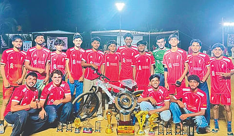 ಕಲ್ಲುಮೊಟ್ಟೆ ಪ್ರೀಮಿಯರ್ ಲೀಗ್-2026 ವತಿಯಿಂದ ಆಯೋಜಿಸಿದ್ದ ಕೆಪಿಎಲ್ ಫುಟ್‌ಬಾಲ್ ಪಂದ್ಯಾವಳಿಯಲ್ಲಿ ಲಿವರ್ ಪೂಲ್ ಎಫ್‌ಸಿ ತಂಡ ಚಾಂಪಿಯನ್ ಪಟ್ಟ ಅಲಂಕರಿಸಿತು.   