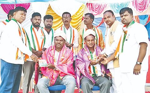 ಬೆಡಸೂರದಲ್ಲಿ ನಡೆದ ಗಣರಾಜ್ಯೋತ್ಸವದಲ್ಲಿ ವಿಜಯವಾಣಿ ಐಟಿ ಇನ್​ಚಾರ್ಜ್​ ಸುರೇಶ ಗುತ್ತೇದಾರ್​, ಗ್ರಾಮದ ಮುಖಂಡ ಚನ್ನಪ್ಪಗೌಡ ಗೊಣಗಿರನ್ನು ಸನ್ಮಾನಿಸಲಾಯಿತು. ರವೀಂದ್ರ ವಾಡಿ, ಪ್ರಭುರಾವ ಪಾಗದಿ, ಶಿವಶಂಕರ ವಾಲಿಕಾರ, ರಜಾಕ್​ ಪಟೇಲ್​, ಮುನ್ನಯ್ಯ ಇತರರಿದ್ದರು.