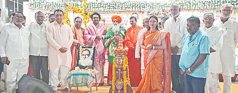 ಚಿತ್ತಾಪುರದ ಶರಣಬಸವೇಶ್ವರ ದೇವಸ್ಥಾನದಲ್ಲಿ ಗುರುವಾರ ರಾತ್ರಿ ಹಮ್ಮಿಕೊಂಡಿದ್ದ ಸಮಾರಂಭವನ್ನು ಸಮಾಜ ಸೇವಕಿ ಜಯಶ್ರೀ ಮತ್ತಿಮಡು ಉದ್ಘಾಟಿಸಿದರು. ಅಬ್ಬೆತುಮಕೂರ ಶ್ರೀ, ಶಿವಶಂಕರ ಶ್ರೀ, ಕಂಬಳೇಶ್ವರ ಶ್ರೀ, ಕೊಟ್ಟುರೇಶ್ವರ ಶ್ರೀ, ನಾಗರಾಜ ಭಂಕಲಗಿ, ಅಶೋಕ ನಿಪ್ಪಾಣಿ ಇದ್ದರು.