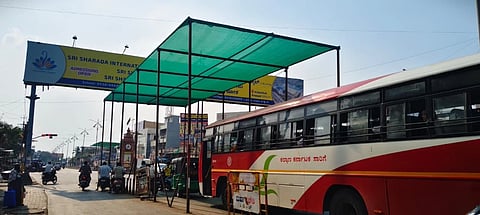 ಕೊಪ್ಪಳ ಗಂಜ್​ ಸರ್ಕಲ್​ ನಲ್ಲಿನ ಟ್ರಾಫಿಕ್​ ಸಿಗ್ನಲ್​ ನಲ್ಲಿ ನಗರಸಭೆಯಿಂದ ಹಸಿರು ಹೊದಿಕೆ ಹಾಕಲಾಗಿದೆ.