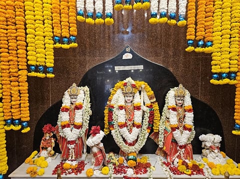 ವಿಶೇಷವಾಗಿ ಅಲಂಕೃತಗೊಂಡ ಕೊಪ್ಪಳದ ಗದಗ ರಸ್ತೆಯಲ್ಲಿನ ಶ್ರೀ ರಾಮ ದೇವಸ್ಥಾನದಲ್ಲಿನ ಶ್ರೀ ರಾಮ, ಲಕ್ಷಣ ಮತ್ತು ಸೀತಾಮಾತೆಯರ ಮೂರ್ತಿಗಳು.