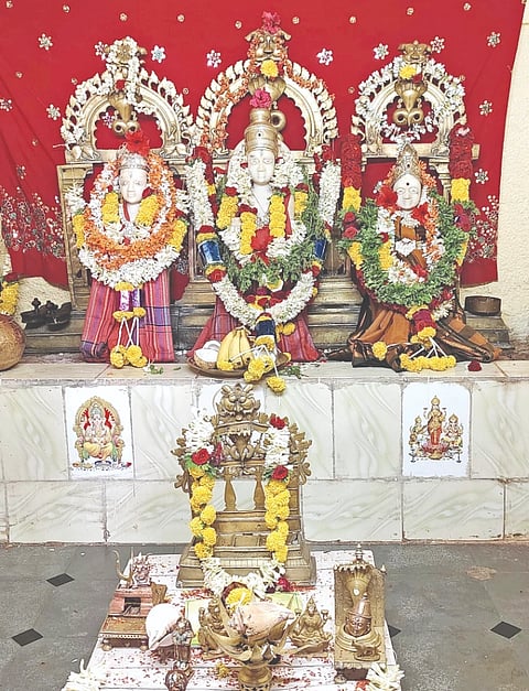 ಸುರಪುರ ನಗರದ ರಾಮ ಮಂದಿರದಲ್ಲಿ ರಾಮನವಮಿ ನಿಮಿತ್ತ ಶ್ರೀರಾಮ, ಲಕ್ಷ್ಮಮಣ ಸೀತೆ ಮೂರ್ತಿಗಳಿಗೆ ವಿಶೇಷವಾಗಿ ಅಲಂಕಾರ ಮಾಡಲಾಯಿತು.