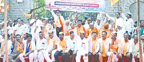 ಎಸ್ಟಿ ಮತ್ತು ಸಿಂಧುತ್ವ ಪ್ರಮಾಣಪತ್ರ ವಿತರಣೆ ಸೇರಿ ನಾನಾ ಬೇಡಿಕೆ ಈಡೇರಿಕೆಗೆ ಆಗ್ರಹಿಸಿ ರಾಜ್ಯ ತಳವಾರ ಸಮಾಜದ ಕಾರ್ಯಕರ್ತರು ಕಲಬುರಗಿ ಡಿಸಿ ಕಚೇರಿ ಎದುರು ಮಂಗಳವಾರ ಬೃಹತ್​ ನಡೆದ ಪ್ರತಿಭಟನೆಯಲ್ಲಿ ಮುಖಂಡ ಬಸವರಾಜ ಬೂದಿಹಾಳ್​ ಮಾತನಾಡಿದರು. ರಾಜಗುರು ಮಹಾಸ್ವಾಮಿಗಳು, ಪೂಜ್ಯ ಚಿದಾನಂದ ಮಹಾಸ್ವಾಮಿಗಳು, ಧಂಗಾಪುರದ ಗುರುದಾಸ ಪರೋಪಕಾರ ಗುರುಜಿ, ಬೆಂಗಳೂರಿನ ಪೂಜ್ಯ ನಿರಂಜನ್​ ಶ್ರೀಗಳು, ಡಾ.ಸರದಾರ ರಾಯಪ್ಪ, ಅವ್ವಣ್ಣ ಮ್ಯಾಕೇರಿ, ಶಿವಕುಮಾರ ನಾಟೀಕಾರ್​ ಇತರರಿದ್ದರು.