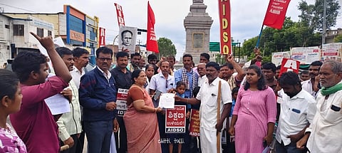 ಕೊಪ್ಪಳದಲ್ಲಿ ಕೆಪಿಎಸ್​ ಮ್ಯಾಗ್ನೆಟ್​ ಯೋಜನೆ ವಿರೋಧಿಸಿ ಪ್ರತಿಭಟನೆ ನಡೆಸಿ ಕ್ಷೇತ್ರ ಶಿಕ್ಷಣಾಧಿಕಾರಿಗೆ ಮನವಿ ಸಲ್ಲಿಸಲಾಯಿತು. ಅಲ್ಲಮ ಪ್ರಭಬೆಟ್ಟದೂರು, ಸಿಂಧೂ ಕೌದಿ, ಶರಣು ಗಡ್ಡಿ, ಎ.ವಿ. ಕಣವಿ ಇದ್ದರು.