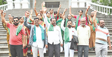ಡೀಸೆಲ್​, ಪೆಟ್ರೋಲ್​ ಮತ್ತು ರಸಗೊಬ್ಬರ ಬೆಲೆ ಇಳಿಕೆ ಮಾಡಬೇಕು ಎಂದು ಆಗ್ರಹಿಸಿ ಕರ್ನಾಟಕ ರಾಜ್ಯ ರೈತ ಸಂದ ಕಾರ್ಯಕರ್ತರು ಕಲಬುರಗಿ ಜಿಲ್ಲಾಧಿಕಾರಿ ಕಚೇರಿ ಎದುರು ಬುಧವಾರ ಪ್ರತಿಭಟನೆ ನಡೆಸಿದರು. ಜಿಲ್ಲಾಧ್ಯಕ್ಷ ನಾಗೇಂದ್ರಪ್ಪ ಥಂಬೆ, ರಮೇಶ ರಾಗಿ, ಮಂಜುಳಾ ಭಜಂತ್ರಿ, ಮಂಜು ಸಿ.ಕೆ, ಜಗದೇವಿ, ಸಿದ್ದು ಪಾಟೀಲ್​ ಇತರರಿದ್ದರು.