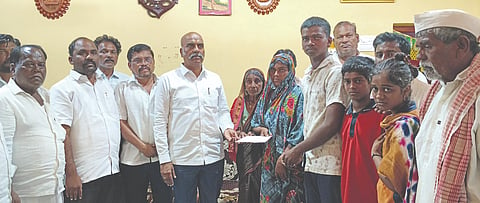 ಅಫಜಲಪುರ ತಾಲೂಕಿನ ಅಳ್ಳಗಿ (ಕೆ) ಗ್ರಾಮಕ್ಕೆ ಕೆಕೆಆರ್​ಟಿಸಿ ಅಧ್ಯಕ್ಷ ಅರುಣಕುಮಾರ ಪಾಟೀಲ್​ ಭೇಟಿ ನೀಡಿ ವಿದ್ಯುತ್​ ಅವಡದಿಂದ ಮೃತನಾದ ರೈತ ಬಸಪ್ಪ ಪೂಜಾರಿ ಕುಟುಂಬಕ್ಕೆ ಸಾಂತ್ವನ ಹೇಳಿ ವೈಯಕ್ತಿಕ ಧನಸಹಾಯ ಮಾಡಿದರು. ಮಂಜುನಾಥ ಅಂಜುಟಗಿ, ಶಿವಾನಂದ ಗಾಡಿಸಾಹುಕಾರ, ರಮೇಶ ಪೂಜಾರಿ ಇತರರಿದ್ದರು.