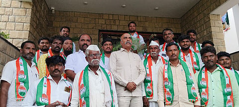 ಕಲಬುರಗಿಯಲ್ಲಿ ಕೆಕೆಆರ್​ಟಿಸಿ ಅಧ್ಯಕ್ಷ ಅರುಣಕುಮಾರ ಪಾಟೀಲ್​ ಸಮ್ಮುಖದಲ್ಲಿ ಬಿಜೆಪಿ ಯುವ ಕಾರ್ಯಕರ್ತರು ಕಾಂಗ್ರೆಸ್​ ಸೇರ್ಪಡೆಯಾದರು. ಮಂಜುನಾಥ ಅಂಜುಟಗಿ, ಸಂಗಮೇಶ ಹಲಕರ್ಟಿ, ಪ್ರವಿಣ ಪಾಟೀಲ್​ ಇದ್ದರು.