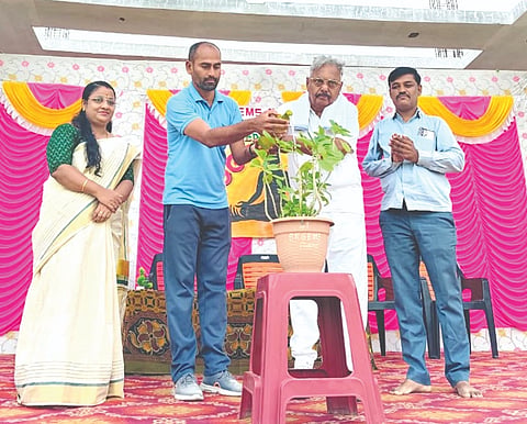 ಆಳಂದನ ಎಸ್​ಆರ್​ಜಿ ಆಂಗ್ಲ ಮಾಧ್ಯಮ ಶಾಲೆ ಆವರಣದಲ್ಲಿ ಹಮ್ಮಿಕೊಂಡಿದ್ದ ಯೋಗ ಹಾಗೂ ಹೊಣೆಗಾರಿಕೆ ಸ್ವೀಕಾರ ಸಮಾರಂಭವನ್ನು ಮಾಜಿ ಶಾಸಕ ಸುಭಾಷ ಗುತ್ತೇದಾರ್​ ಉದ್ಘಾಟಿಸಿದರು. ನಾಗರಾಜ ಸಾಲೊಳ್ಳಿ, ಹಣಮಂತ ಶೇರಿ, ಜ್ಯೋತಿ ವಿಶಾಖ ಇದ್ದರು.