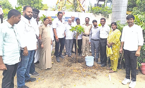 ಮಳಖೇಡ ಪೊಲೀಸ್​ ಠಾಣೆ ಆವರಣದಲ್ಲಿ ಸಸಿ ನೆಡುವ ಮೂಲಕ ಪರಿಸರ ದಿನ ಆಚರಿಸಲಾಯಿತು. ರಾಜಶೇಖರ ಪುರಾಣಿಕ, ಮಹ್ಮದ್​ ಸಿರಾಜ್​, ಶರಣಪ್ಪ ಜಾಕನಳ್ಳಿ, ಚೇತನ ವಾ್ಮೂರೆ ಇತರರಿದ್ದರು.