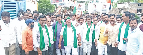 ಪೈಪ್​ಲೈನ್​ ಕಟ್​ ಮಾಡಿರುವದನ್ನು ಖಂಡಿಸಿ ಆಳಂದ ತಾಲೂಕಿನ ಹಡಲಗಿಯಿಂದ ಅರ್ಜುಣಗಿವರೆಗೆ ಕಲಬುರಗಿ&ಬೀದರ್​ ಮತ್ತು ಯಾದಗಿರಿ ಸಹಕಾರಿ ಹಾಲು ಉತ್ಪಾದಕರ ಸಂಗಳ ಒಕ್ಕೂಟದ ಅಧ್ಯಕ್ಷ ಆರ್​.ಕೆ.ಪಾಟೀಲ್​ ನೇತೃತ್ವದಲ್ಲಿ ಪಾದಯಾತ್ರೆ ನಡೆಯಿತು.