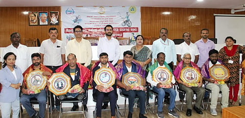 ಕೊಪ್ಪಳದಲ್ಲಿ ಅಂಗವಿಕಲರ ಕ್ರೀಡಾಕೂಟದಲ್ಲಿ ಸಾಧನೆಗೈದ ಸಾಧಕರನ್ನು ಸನ್ಮಾನಿಸಲಾಯಿತು. ವಿಪ ಸದಸ್ಯೆ ಹೇಮಲತಾ ನಾಯಕ, ಎಡಿಸಿ ಸಿದ್ರಾಮೇಶ್ವರ, ಕ್ರೀಡಾ ಇಲಾಖೆ ಸಹಾಯಕ ನಿರ್ದೇಶಕ ವಿಠ್ಠಲ ಜಾಬಗೌಡರ, ಜಿಲ್ಲಾ ಅಂಗವಿಕಲರ ಕಲ್ಯಾಣಾಧಿಕಾರಿ ವೆಂಕಟೇಶ ದೇಶಪಾಂಡೆ ಇದ್ದರು. 