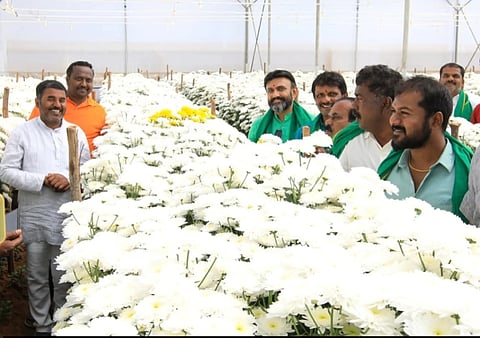 ಇತ್ತೀಚೆಗೆ ಚಿಕ್ಕಬಳ್ಳಾಪುರ ತಾಲೂಕಿನ ಅಗಲಗುರ್ಕಿಯ ರಾಮಾಂಜಿ ತೋಟಕ್ಕೆ ಸಂಸದ ಡಾ ಕೆ.ಸುಧಾಕರ್ ಭೇಟಿ ನೀಡಿ, ರೈತರ ಪರಿಶ್ರಮಕ್ಕೆ ಮೆಚ್ಚುಗೆ ವ್ಯಕ್ತಪಡಿಸಿದರು